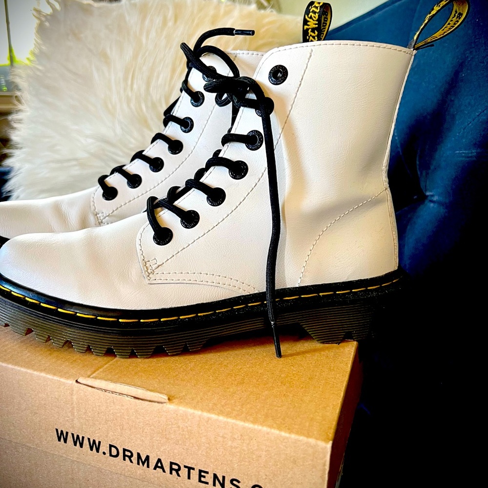 **Like NEW!!** worn once! WHITE DR MARTENS: 1460 SMOOTH LEATHER LACE UP BOOTS
